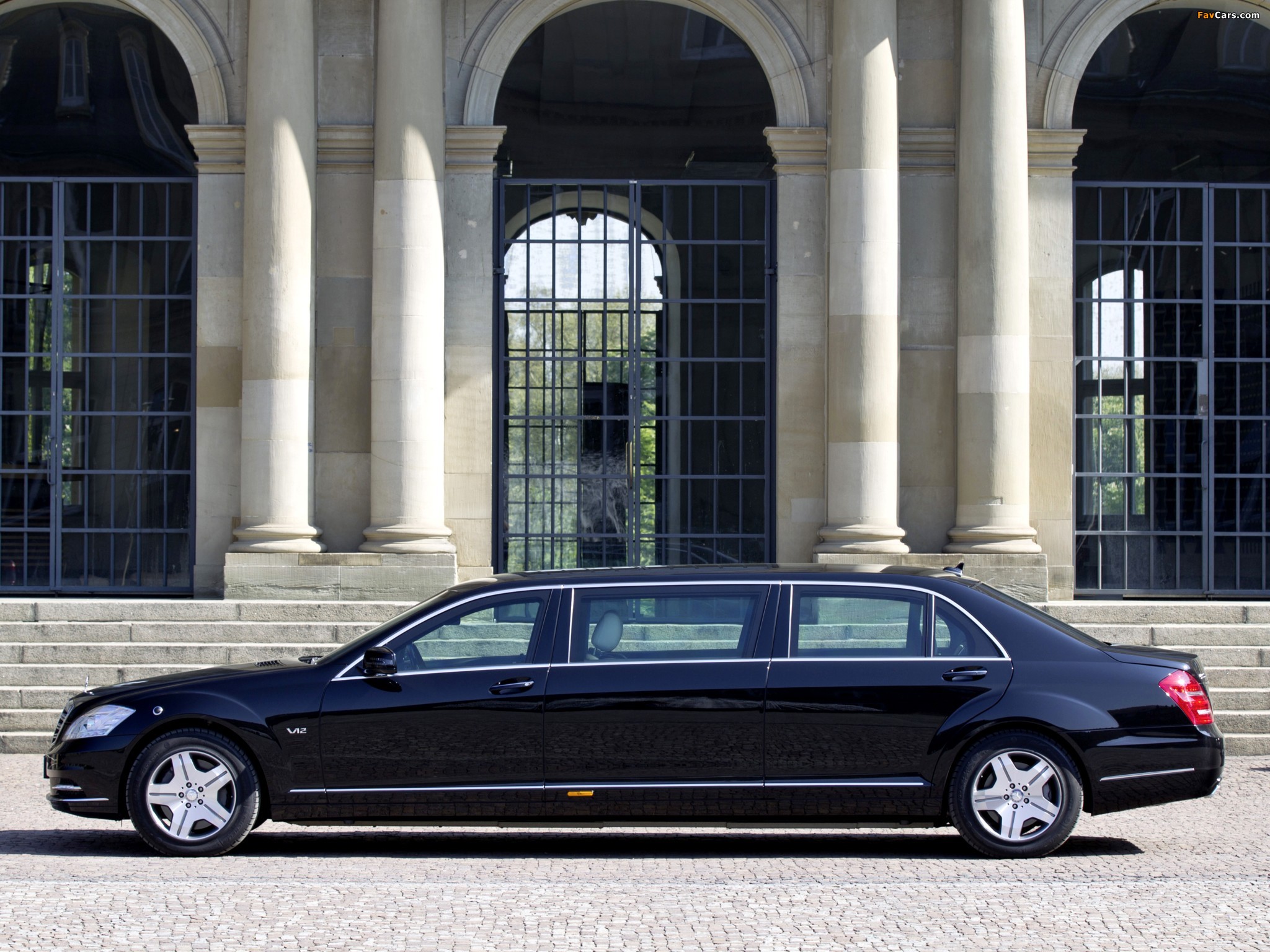 Pictures of Mercedes-Benz S 600 Guard Pullman (W221) 2010–13 (2048 x 1536)