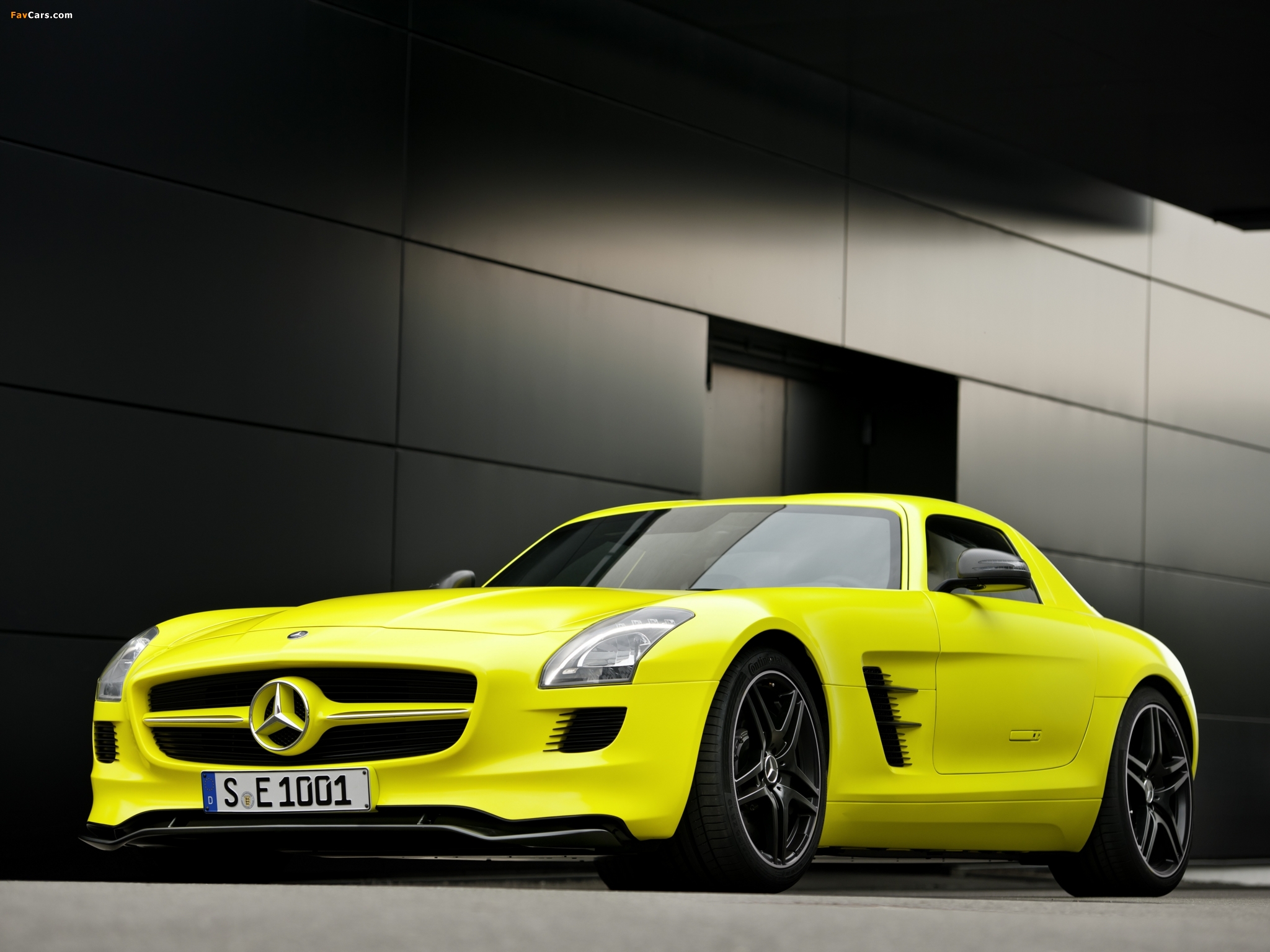 спортивный автомобиль желтый Mercedes-Benz загрузить