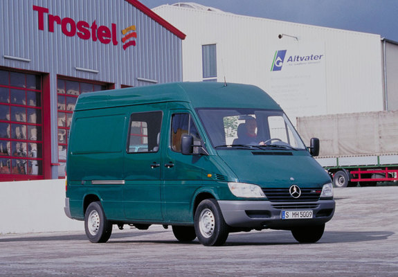 Images of Mercedes-Benz Sprinter Van 2000–06