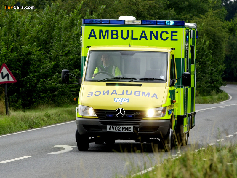 Mercedes-Benz Sprinter Ambulance UK-spec 2000–02 images (800 x 600)