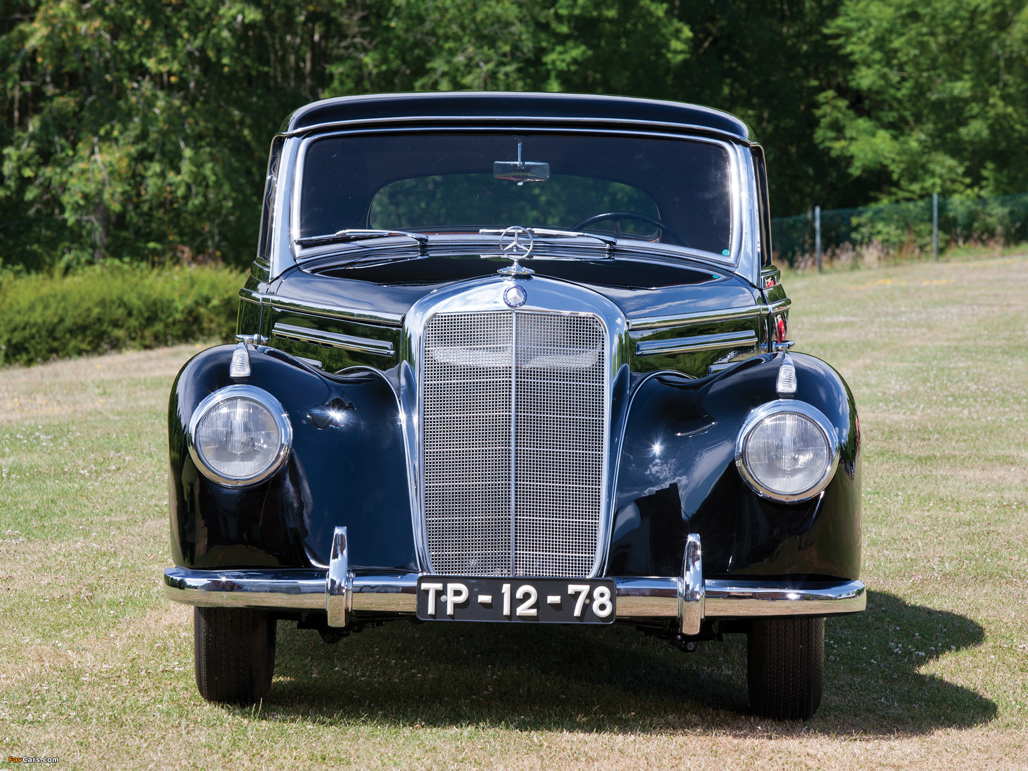 W retro. Мерседес Бенц 1954. Mercedes 220 1954. Mercedes-Benz 220 w187 (1951). Mercedes Benz 1954 года.