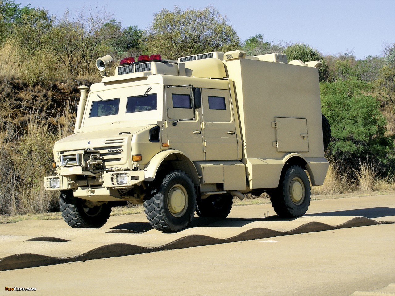 Pictures of Mercedes-Benz Armored Unimog U5000 Double Cab ...