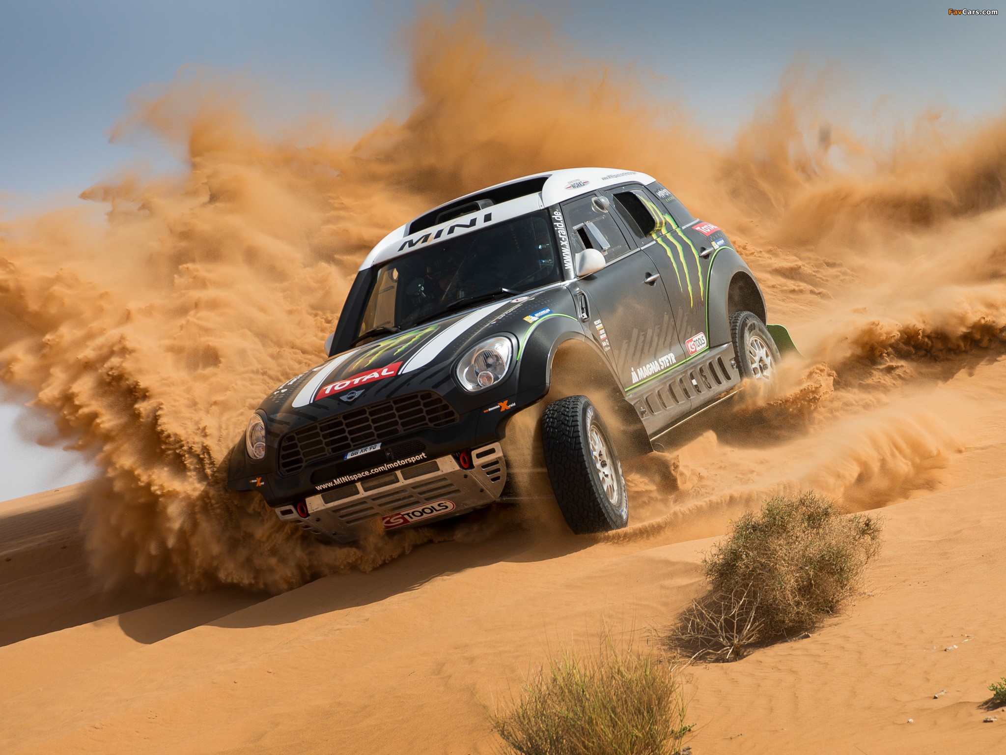 Mini Couper в пустыне скачать
