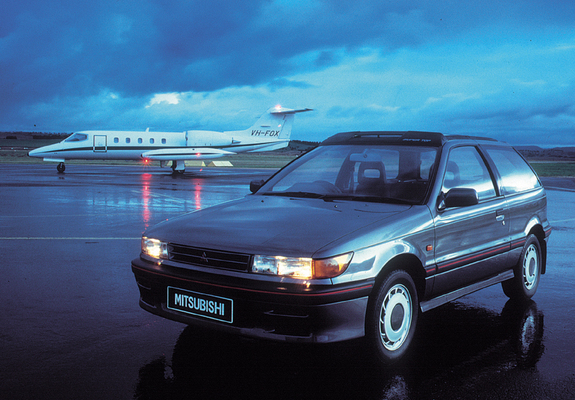 Pictures of Mitsubishi Colt 3-door 1988–92