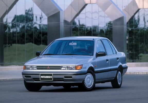 Pictures of Mitsubishi Lancer Sedan 1988–91