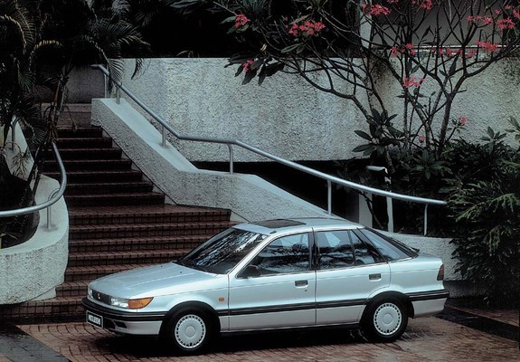 Mitsubishi Lancer Hatchback 1988–91 wallpapers
