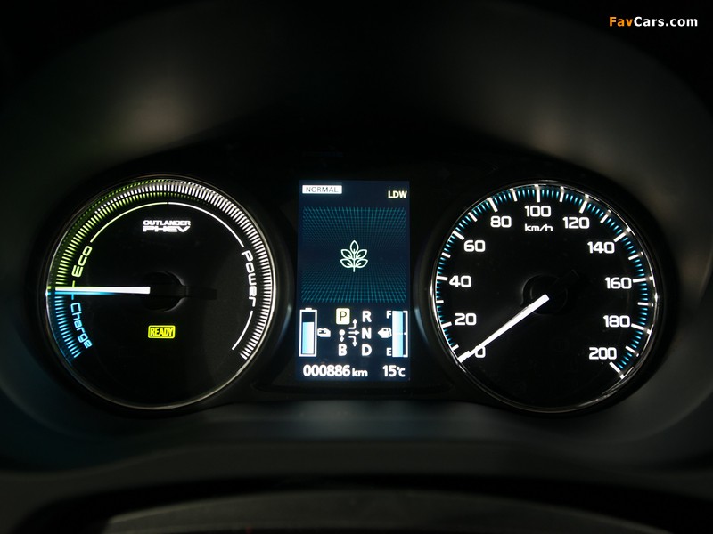 Mitsubishi Outlander PHEV 2012 images (800 x 600)