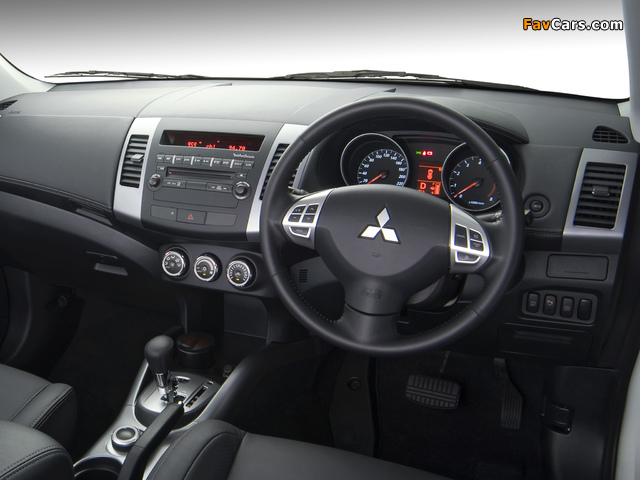 Photos of Mitsubishi Outlander ZA-spec 2010–12 (640 x 480)