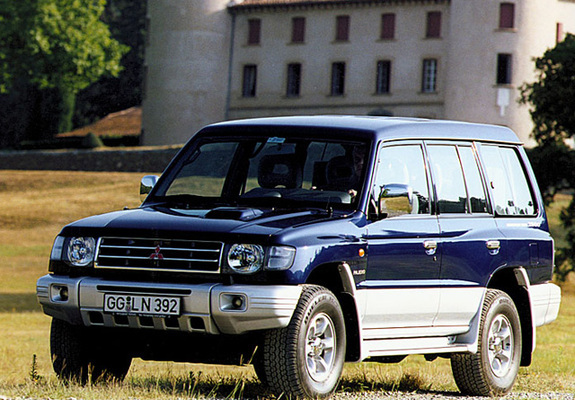 Photos of Mitsubishi Pajero Wagon 1997–99