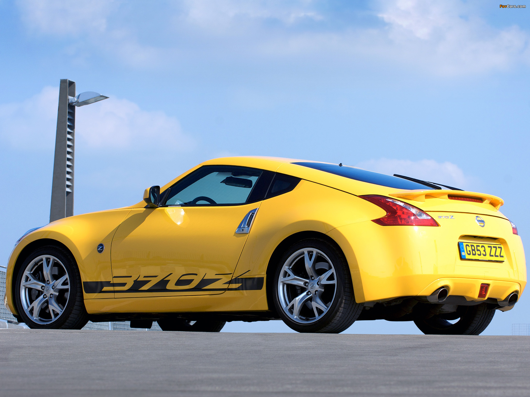 Nissan 370Z Yellow 2009 wallpapers (2048 x 1536)