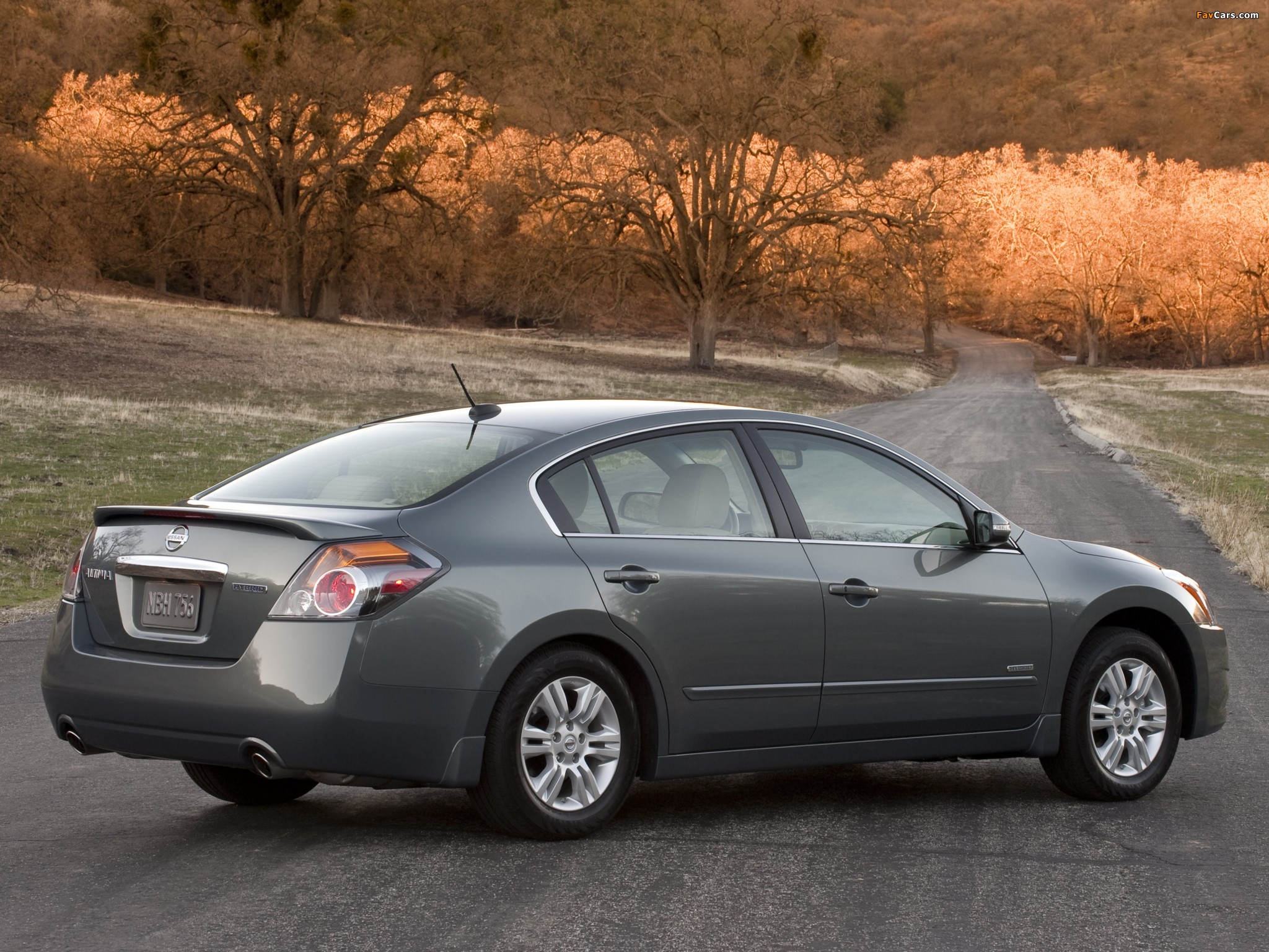 Pictures of Nissan Altima Hybrid (L32) 2010–12 (2048 x 1536)