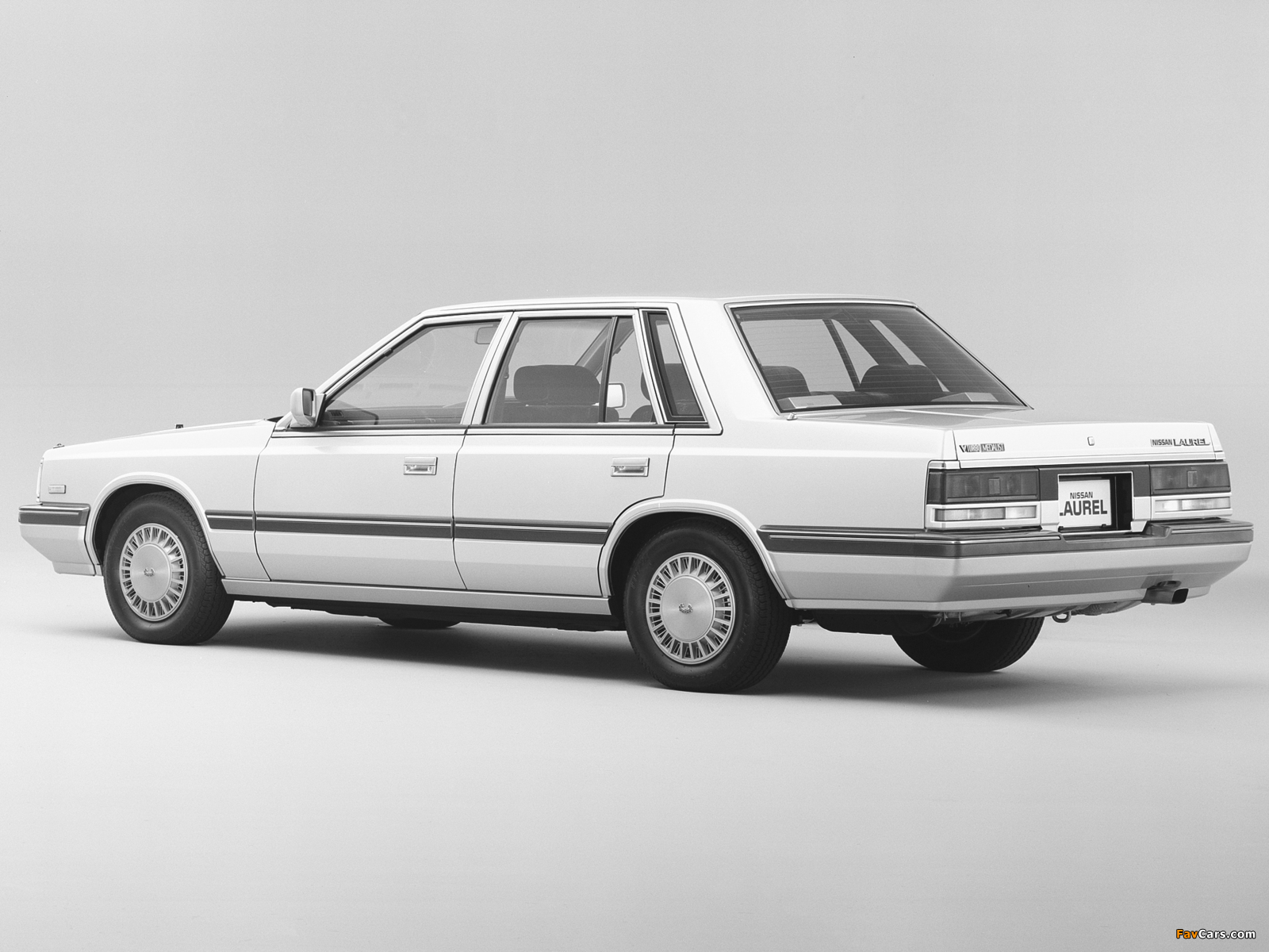 Nissan Laurel Sedan (C32) 1984–86 pictures (1600 x 1200)