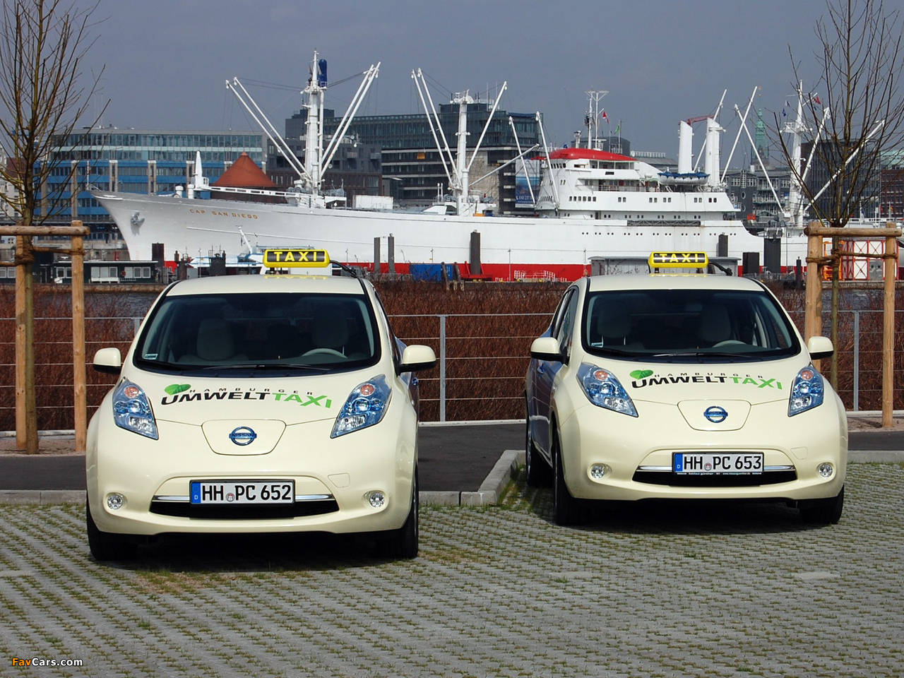 Nissan Leaf Taxi 2013 wallpapers (1280 x 960)