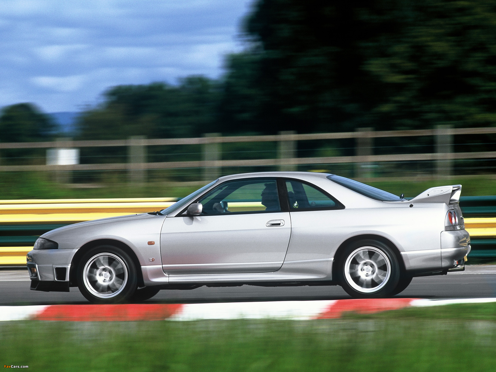Nissan Skyline GT-R V-spec (BCNR33) 1995–98 images (2048 x 1536)