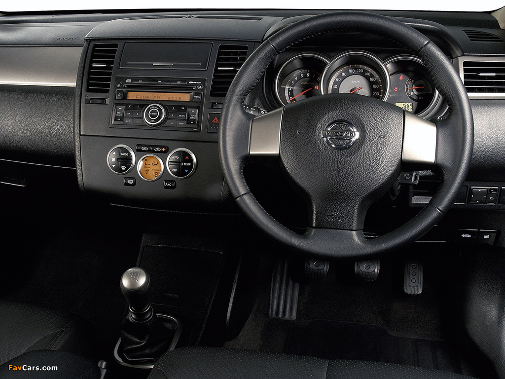 Images of Nissan Tiida Hatchback ZA-spec (C11) 2004–08 (1024 x 768)