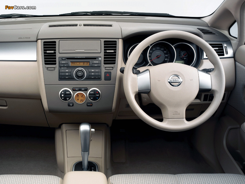 Nissan Tiida Hatchback JP-spec (C11) 2008–12 images (800 x 600)