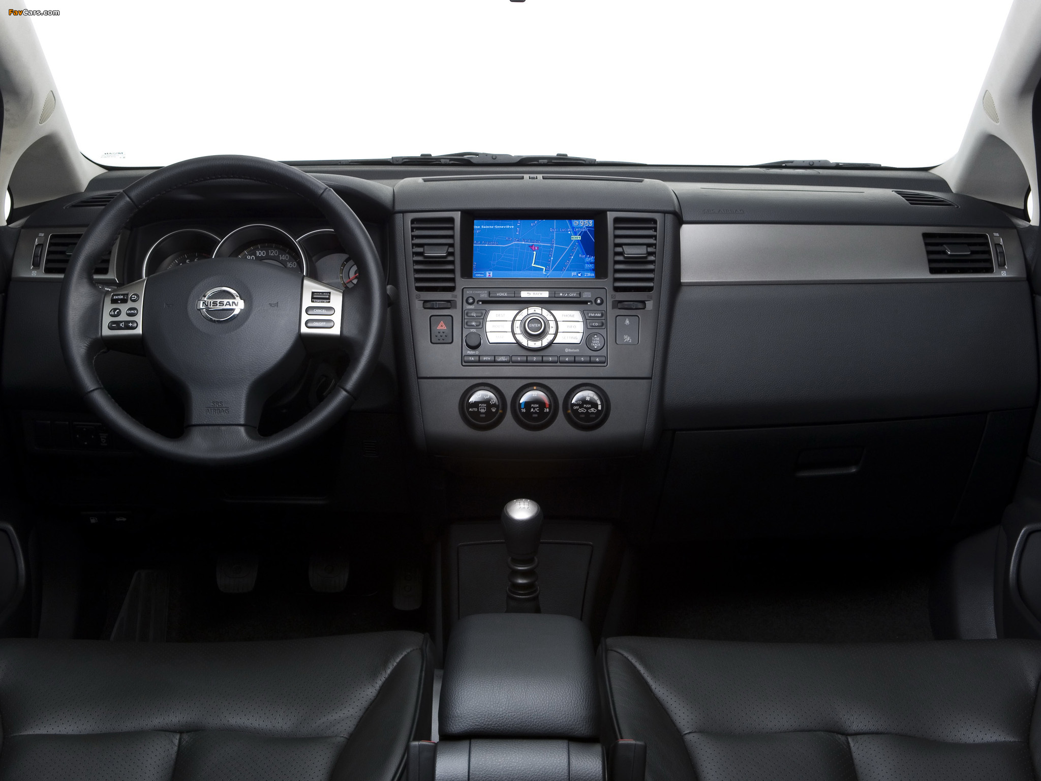 Photos of Nissan Tiida Hatchback (C11) 2007–10 (2048 x 1536)