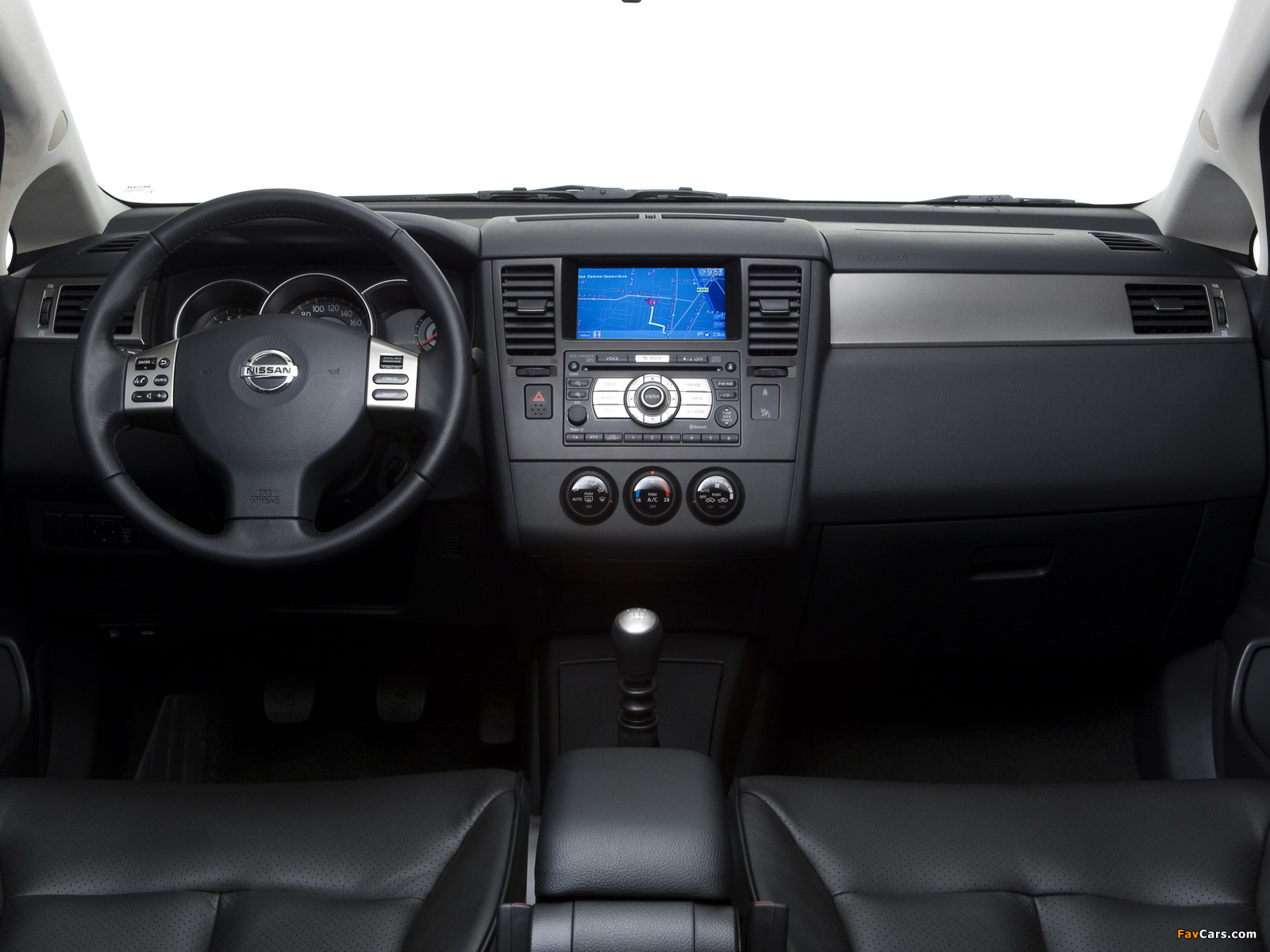 Photos of Nissan Tiida Hatchback (C11) 2007–10 (1600 x 1200)