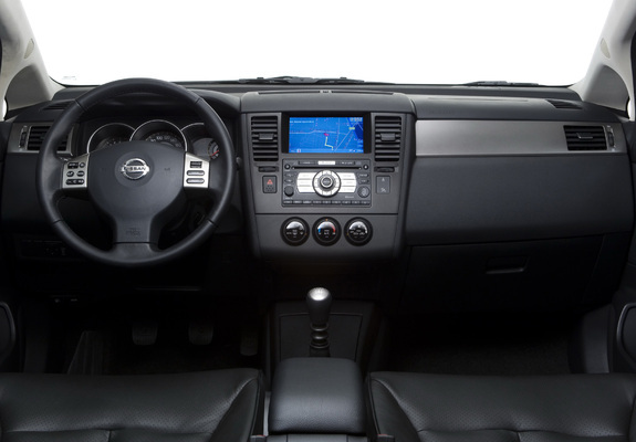 Photos of Nissan Tiida Hatchback (C11) 2007–10