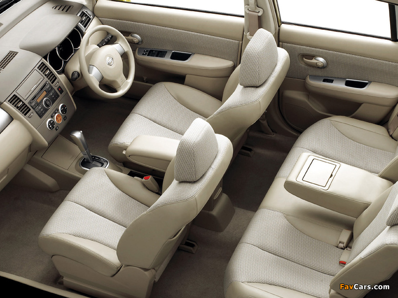 Photos of Nissan Tiida Hatchback JP-spec (C11) 2008–12 (800 x 600)