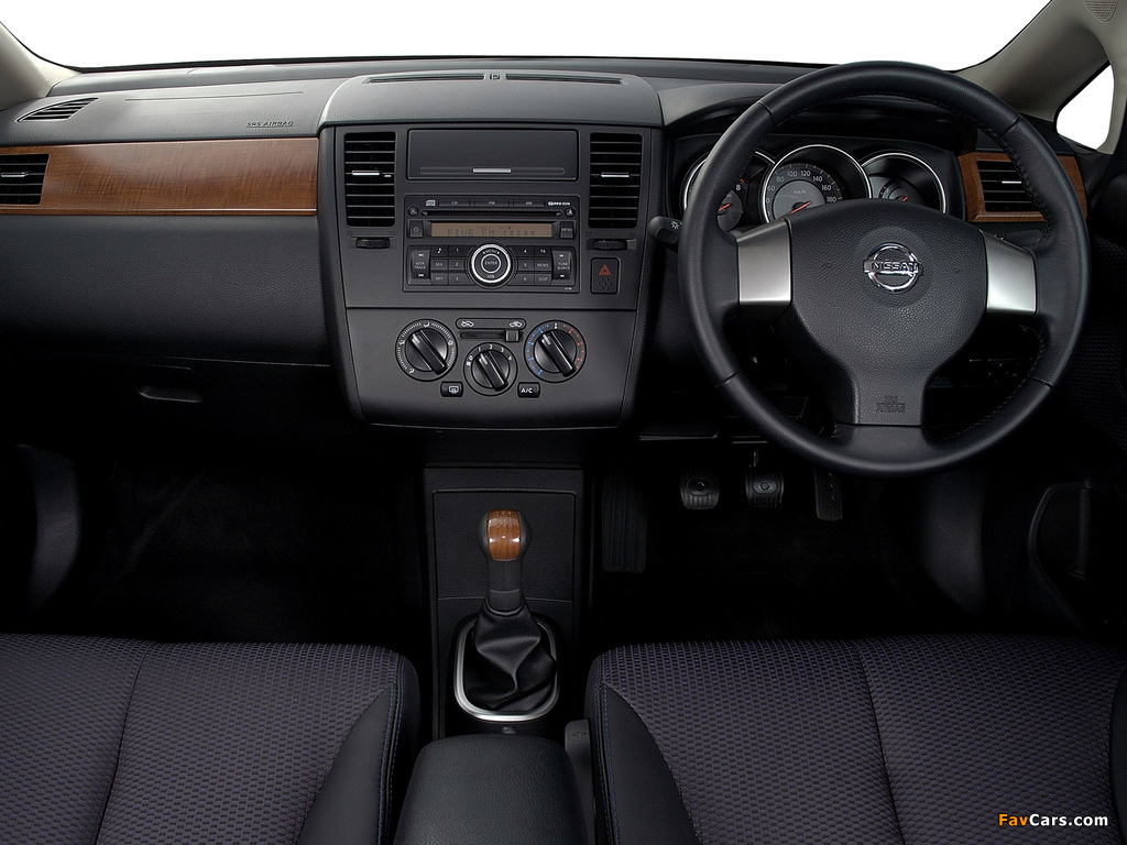 Pictures of Nissan Tiida Sedan ZA-spec (SC11) 2005–08 (1024 x 768)