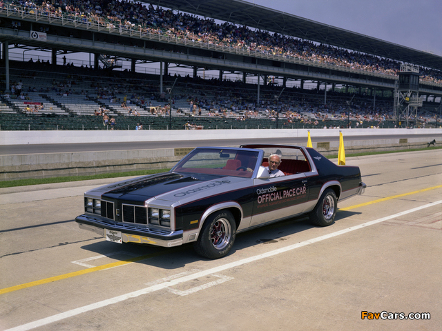 Oldsmobile Delta 88 Indy 500 Pace Car 1977 photos (640 x 480)