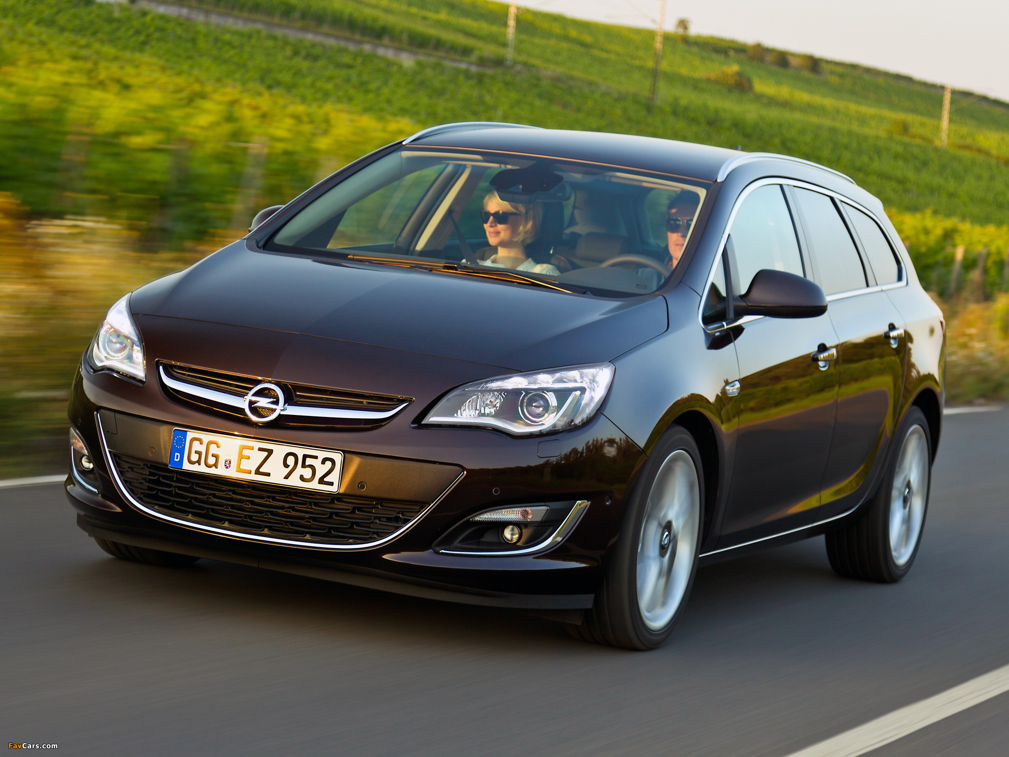 Опель какие модели. Opel Astra Sports Tourer 2012.