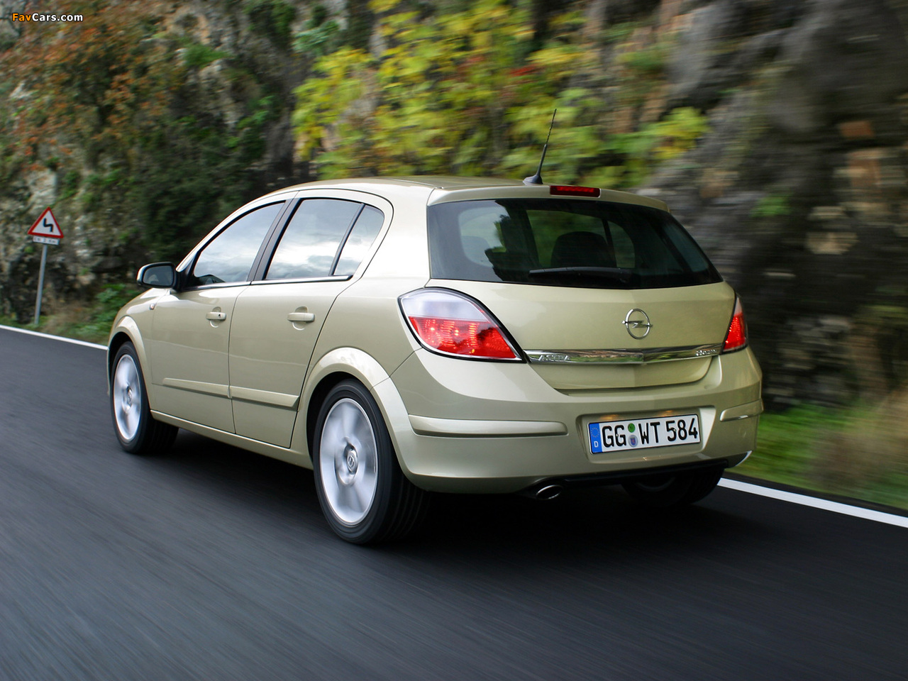 Photos of Opel Astra Hatchback (H) 2004–07 (1280 x 960)
