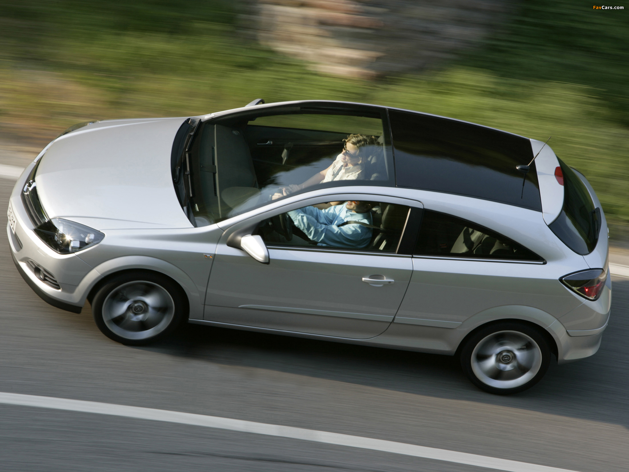 Хэтчбеки с подогревом. Opel Astra h панорамная крыша. Opel Astra h GTC С панорамной крышей. Opek Astra с панорманой крышец. Opel Astra GTC 2010 панорамная крыша.