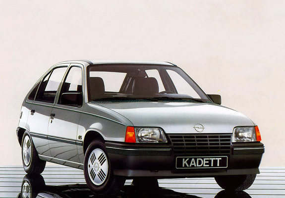 Photos of Opel Kadett 5-door (E) 1984–89