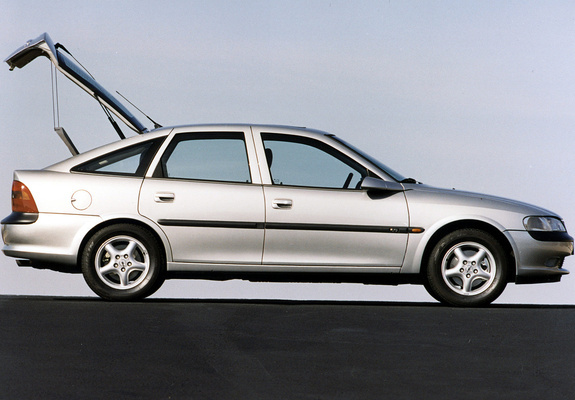 Opel Vectra Hatchback (B) 1995–99 pictures