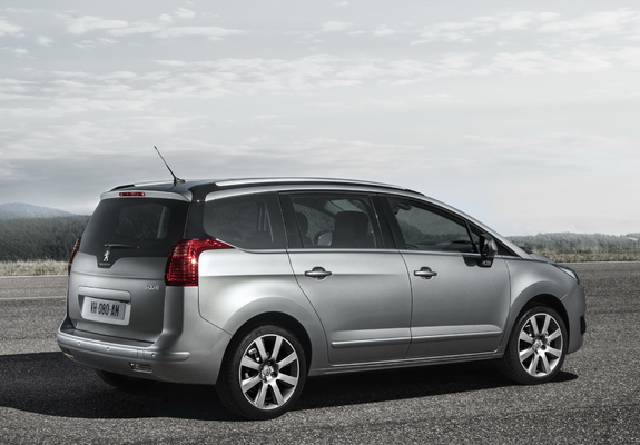 Images of Peugeot 5008 2013