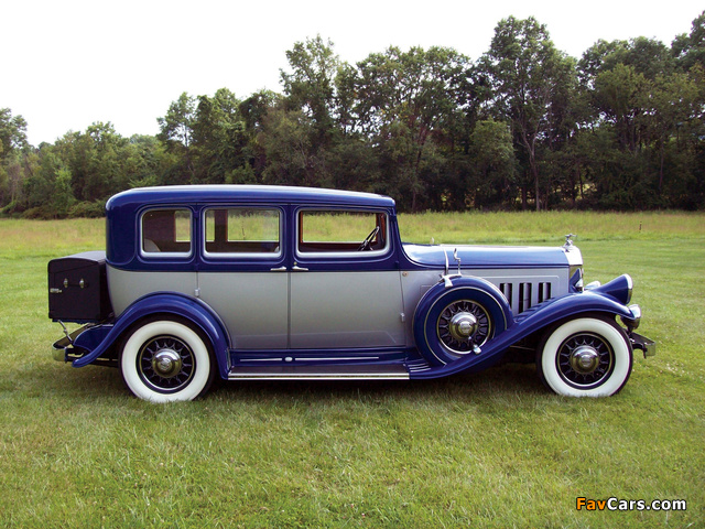 Pierce-Arrow Twelve Touring Sedan 1932 wallpapers (640 x 480)