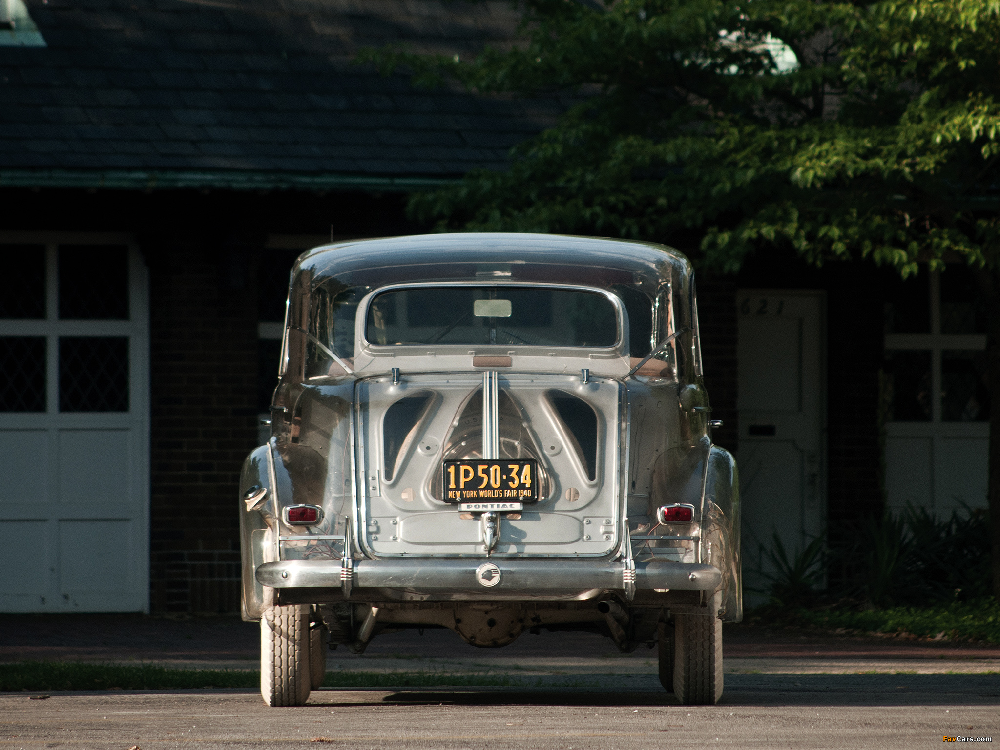 Pictures of Pontiac Deluxe Six Transparent Display Car 1940 (2048 x 1536)