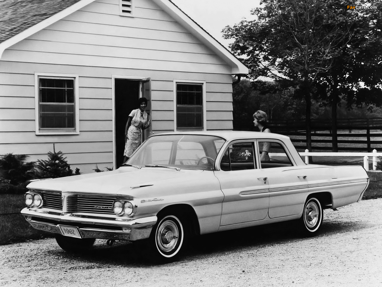 Pontiac Strato Chief 4-door Sedan 1962 pictures (1280 x 960)