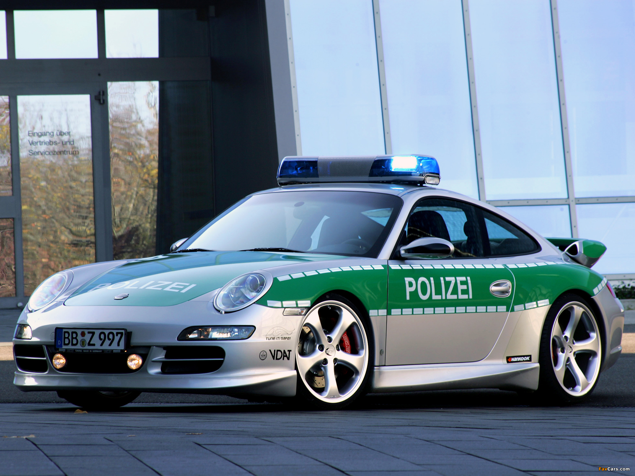 Зеленая полицейская машина. Polizei Порше 911. 911 Порше Police. Полиция Дубай Порше 911. Полицейский Porsche 911.