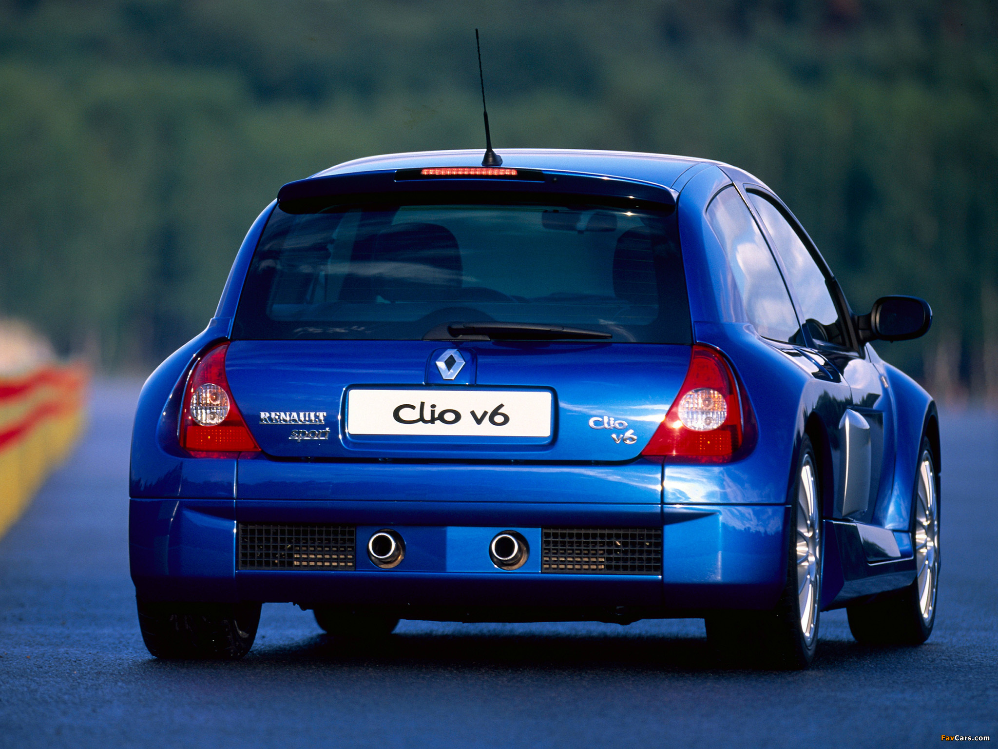 Renault Clio V6 Sport 2003–04 pictures (2048 x 1536)