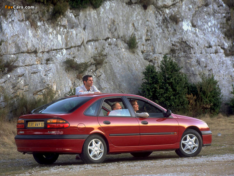 Photos of Renault Laguna Hatchback 1998–2000 (800 x 600)