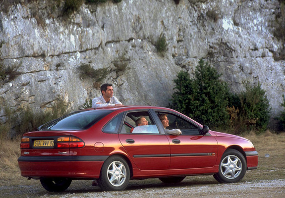 Photos of Renault Laguna Hatchback 1998–2000