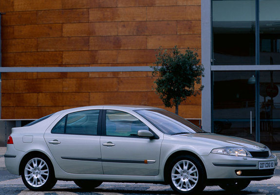 Photos of Renault Laguna Hatchback 2000–05