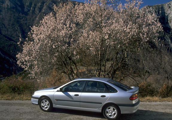 Renault Laguna Hatchback 1998–2000 photos