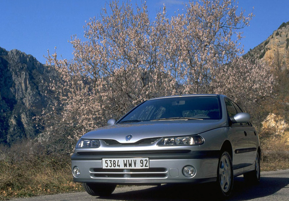 Renault Laguna Hatchback 1998–2000 pictures