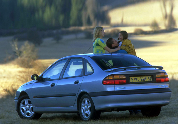 Renault Laguna Hatchback 1998–2000 pictures