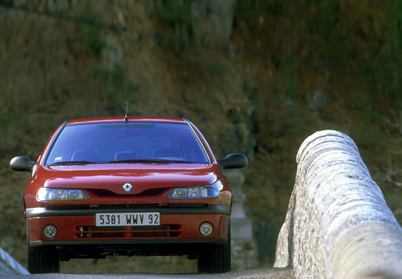 Renault Laguna Hatchback 1998–2000 wallpapers