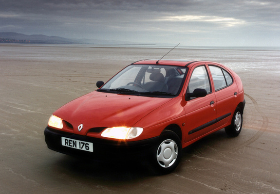 Renault Megane Hatchback UK-spec 1995–99 photos