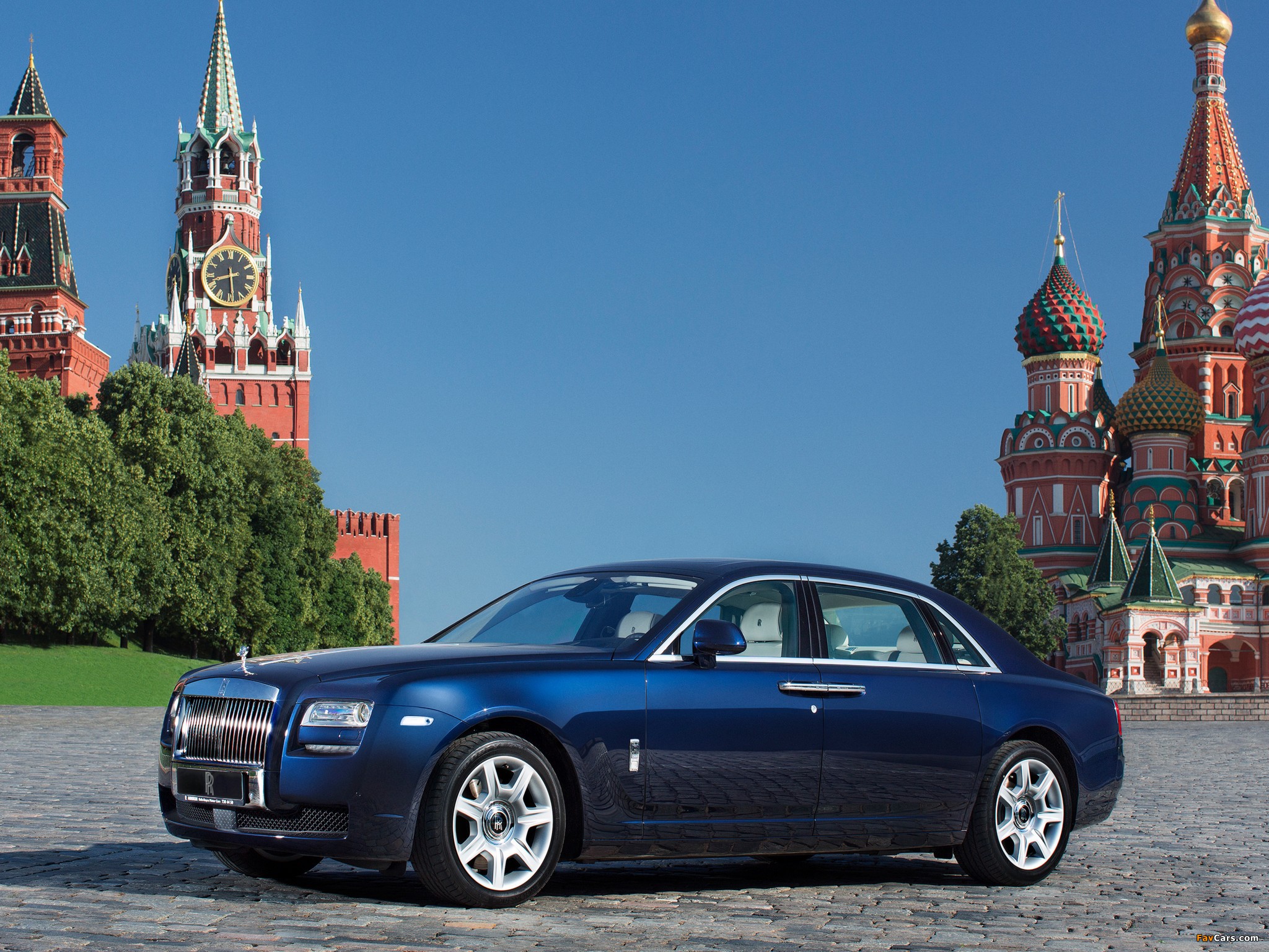 Дорогие машины марки в россии. Роллс Ройс и Кремль. Роллс Ройс в Москве. Rolls Royce Ghost синий. Rolls Royce Ghost 2022 Blue.