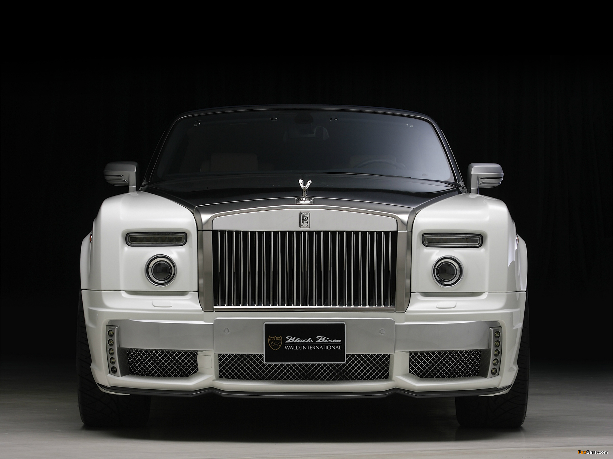 Белый роллс. Rolls Royce Phantom 8 Wald Black Bison. Rolls-Royce Wald International. Rolls Royce Drophead 2007. Rolls Royce Phantom.