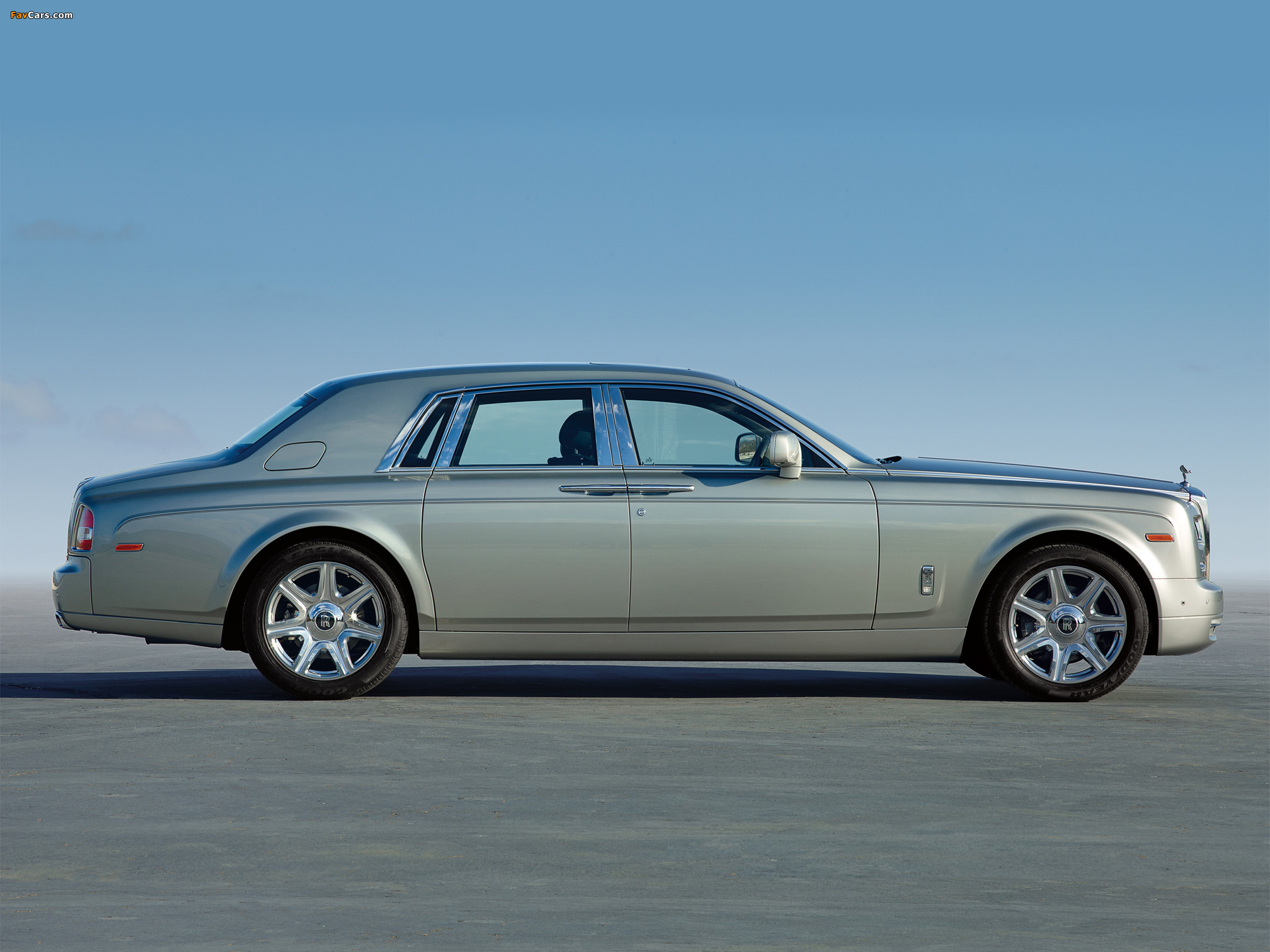 Rolls-Royce Phantom UK-spec 2012 wallpapers (2048 x 1536)