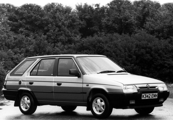 Photos of Škoda Favorit Estate Silverline (Type 785) 1993–95
