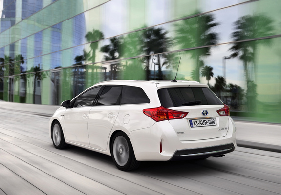 Images of Toyota Auris Touring Sports Hybrid 2012